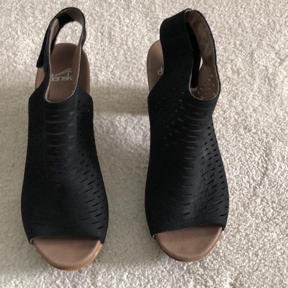 Woman’s open toe Dansko black sandal. Only worn once.